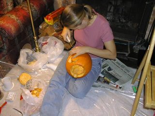 DeniseAndHerPumkpin.jpg (21569 bytes)